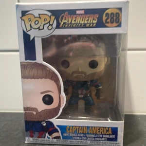 Captain America pop figur (  lådan är lite sönder) - Lådan är sönder. Men figuren är hel. 