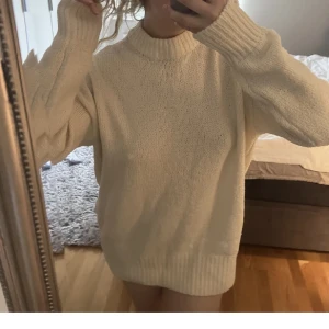 Vit stickad  - Aldrig använd, superfint skick. Passar en S-L är oversized i modellen. Superfin!!!