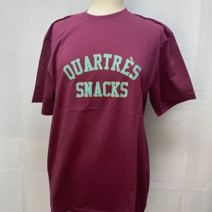 Tres Bien t-shirt - Vinröd Tres Bien tröja. Väldigt bra kvalitet på materialet. Nypris är ungefär 1800. Vi har storlekarna S-XL. Graphictee. 