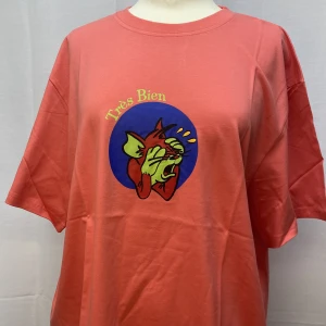 Tres Bien t-shirt - Helt ny Tres Bien tröja. Skrynklig eftersom den nyss packades upp. Nypris är ungefär 1800kr. Väldigt bra material och ligger mjukt på kroppen. Har ett coolt tryck fram på tröjan. Vi har i storlekar från Xs-L. 