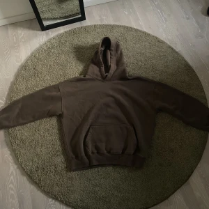 Abercrombie hoodie - Lätt den skönaste hoodien jag har, sitter helt perfekt o materialet e toppkvalitet. Ser lite ut som en yeezy hoodie- har använts några gånger.   Dm om du har några frågor!