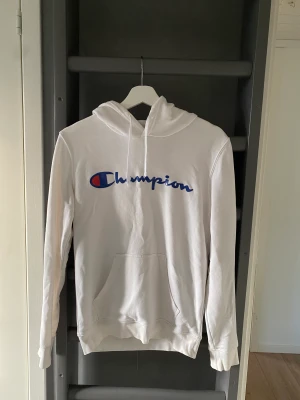 Vit hoddie - Vit hoddie från Champion. Strolek S, använd några gånger.