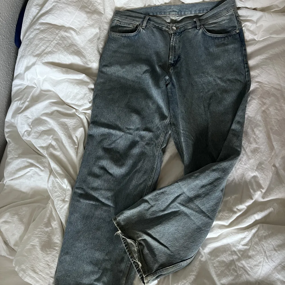 Säljer dessa baggy jeans från sweet Sktbs då de inte kommer till användning. För referens så är jag 172. De är lite slitna längst ner på benen men det är inget man tänker på. . Jeans & Byxor.