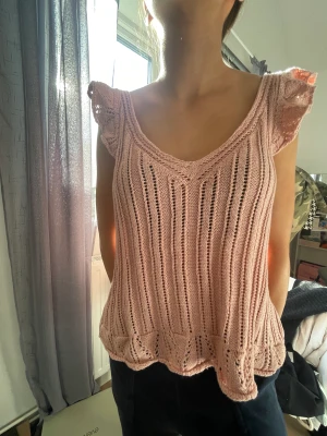 Fin rosa topp - Jättefin topp som passar till både sommaren men också till ett par jeans. Aldrig använd så den är i väldigt bra skick! Tryck på köp nu, hör av er vid intresse! 🥰