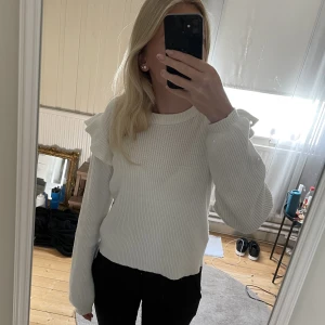 Stickad tröja  - säljer denna fina tröja med volanger på ärmarna 