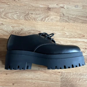 Chunky derbyskor, aldrig använda - Derbyskor från Hm perfekt till hösten, aldrig använda som nya då de är för stora för mig. Super hög och rejäl sula, i svart fejkskinn🤩💞