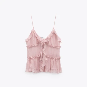 Zara topp - Trendig och helt slutsåld zara topp! Köpt för 400kr, så buda efter 200. Använd Max 3 gånger. Säljer endast vid ett högt bud! Andra bilden är lånad, skriv privat för fler bilder😍