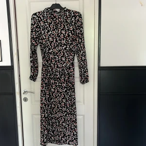 Klänning - Klänning inskjortmodell. Som ny. Silkigt material