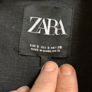 Jeansjacka  - Svart jeansjacka från zara storlek s använd men i fint skick