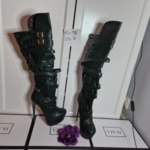 Häftiga gröna stövlar srtl 38 - Coola stövlar i skinnimitation med snygga detaljer Klackhöjd ca 16 cm platå ca 5 cm Helt nya och oanvända!