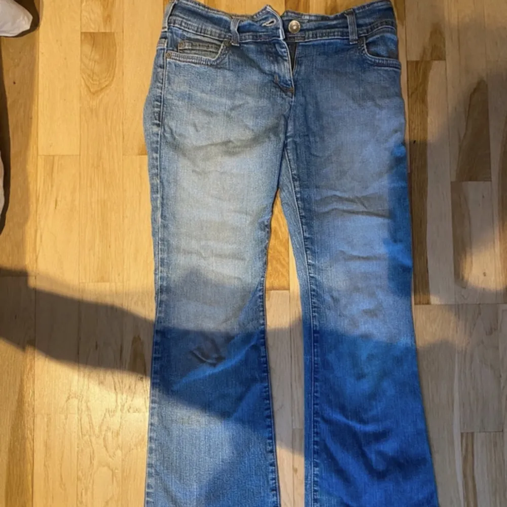 Lågmidjade flare jeans, tyvärr för korta för mig 166 cm. Köpte står för frakt, kontakta vid intresse!. Jeans & Byxor.