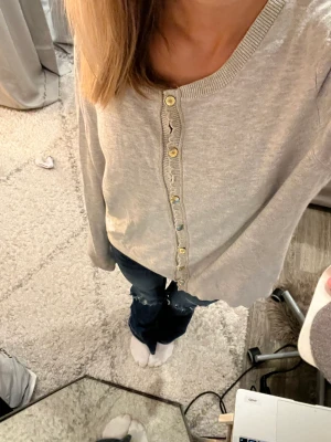 Kofta - Finstickad kofta från cream! Nyskick då används endast en gång 😊