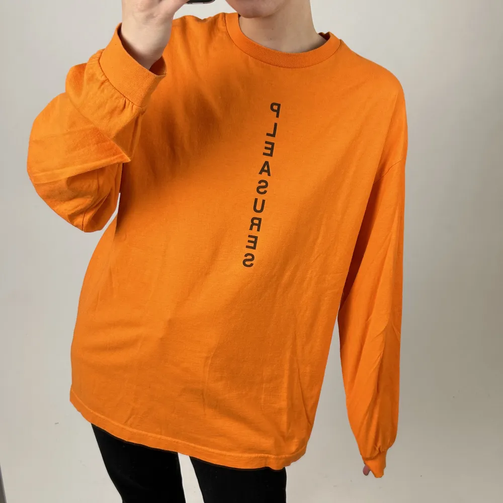 Cool tröja från pleasures i orange. Den är 100% bomull och så skön att ha på sig 💛. Toppar.