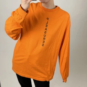 Pleasures tröja - Cool tröja från pleasures i orange. Den är 100% bomull och så skön att ha på sig 💛