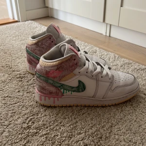 nike jordans  - Superfina nike jordans mid som tyvärr aldrig kommer till användning, jättebra skick då jag använt dem några få gånger!  köpt dem i usa för ca 3500kr, kan sänka priset vid snabb affär, de är storlek 38 men passar mig som har 37 också! 