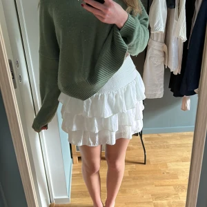 Vit volangkjol - Säljer denna så fina vita vilangkjol perfekt till alla tillfällen! Storlek 16 (skulle säga att det passar en xs och s)💙väldigt bra kvalitet 