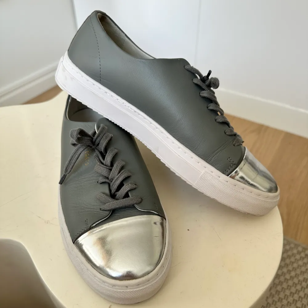 Helt oanvända sneakers i grå och silver . Skor.