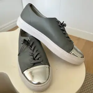 Helt oanvända sneakers i grå och silver 