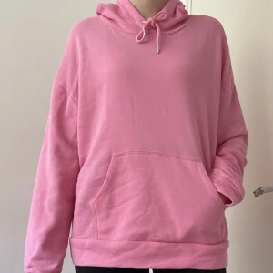 Hoodie från Cubus - Ceriserosa hoodie från Cubus i storlek XL. Använd fåtal gånger därav nästan som ny.