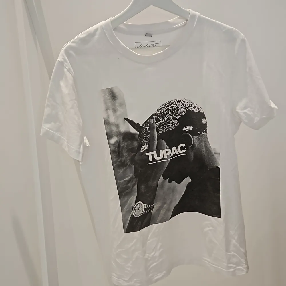 Vit t-shirt tupac  Oanvänd  Mycket bra kvalité. T-shirts.