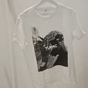 Vit t-shirt tupac  Oanvänd  Mycket bra kvalité