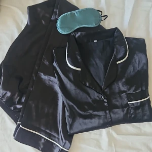 Pyjamas set satin - •Köpta från Shein •Använd fåtal gånger, nyskick •Ögonmask följer med gratis