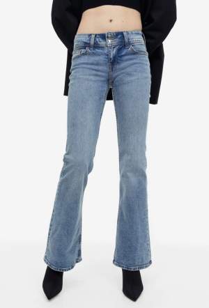 Flared Low Jeans från H&M, säljs pga att dom inte kommer till användning längre. Slutsåld på hemsidan 