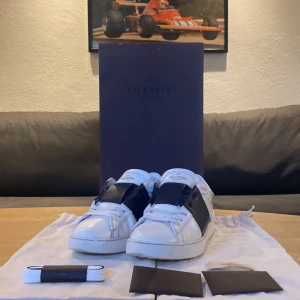 Valentino - Snygg och stilren sneaker från Valentino i färgen Dark Blue. Sjukt bra skick!! Allt og fås med. Pris kan diskuteras. Bara att fråga vid övriga funderingar|| Mvh