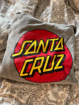 Santa Cruz hoodie  - Storlek S, tyvärr är snörena borta så därav priset❤️