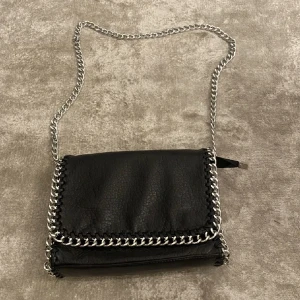 Tiamo väska - Säljer min tiamo väska då den inte används längre, väskan är hel och alla dragkedjor funkar! Köpt för 500!