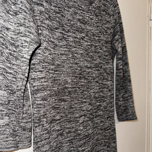 Tight klänning Gina Tricot - Fin grå klänning från Gina 