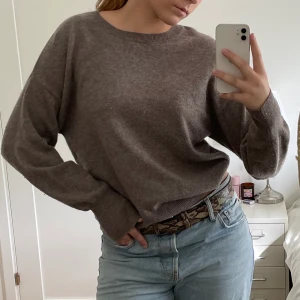 Stickad  - Stickad brun/grå tröja från Wera! En så najs tunnare stickad tröja från Wera med en perfekt passform🥰 lätt och enkel att både ta med och dra över⭐️ strl M men skulle säga att den funkar på allt från XS-L! (Frakt tillkommer!)