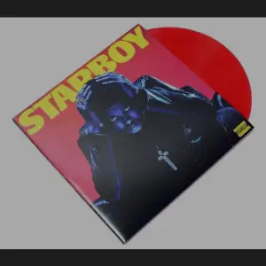 Säljer min The Weeknd vinyl skiva som är av albumet Starboy. Det medkommer 2 skivor och den är helt orörd. Den enda defekten är ena hörnet på förpackningen som är lite skrynklig,kan skicka bild❤️Annars topp skick och skivorna är i toppskick!