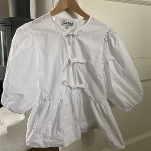 GANNI blus - GANNI blus i bomullspoplin, köpt i våras använd Max 3gånger, fint skick förutom mini missfärgning vid halsen (bild 3) knappt synligt men lär gå bort i kemtvätt