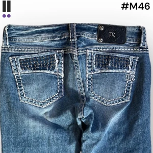 M46 lågmidjade bootcut missme jeans  - MissMe jeans i model Boot 💜 Tag 29W 💜Midja (rakt över) 38cm 💜 Innerben 83cm 💜 Ytterben 109cm 💜 Benöppning 21cm 💜 saknar stenar och plupp på tag 💜Våra mått blir W=29 och L=32 💜 Men jämför alltid måtten med dina bästa jeans💜M46