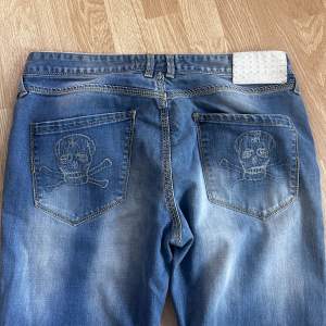 Baggy jeans med dödskallar på fickorna. Kontakta för mått/Bilder på🫶 köparen står för frakten 69kr. Använd helst köp nu 