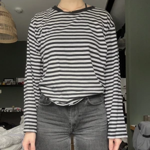 Randig långärmad - Svart/vit randig långärmad tröja från Monki! Använt några gånger men märkt att den mest ligger i garderoben😊