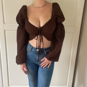 Topp - Så snygg brun topp som tyvärr är lite liten för mig🤎