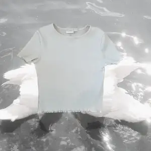 Jag säljer denna fina vita t-shirt från Gina tricot. Den är i bra skick och har används 2 gånger. Jag säljer den eftersom den inte används längre🤍🫶✨