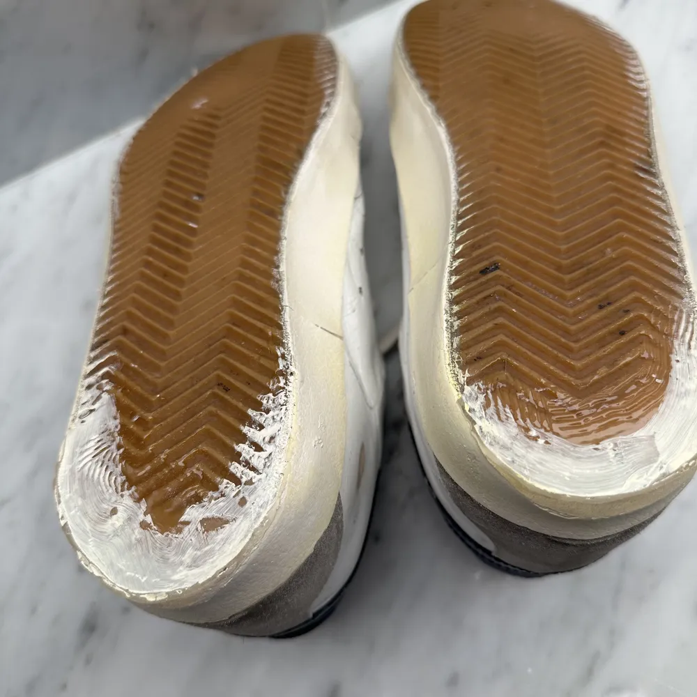 Välanvända och reparerade Golden Goose skor i storlek 40. Det har gjorts en touch up färgen och sulan har blivit fixad med ny gummi. Skulle man sula om hos GG så går det på 2000. Skorna är från 2017 och snörena är vita istället för gråa, mycket snyggare! . Skor.