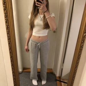 Lågmidjade mjukisbyxor Bikbok - Mitten bilden är inte min!!!  Jag säljer ett par gråa lågmidjade mjukisbyxor från bikbok. Jag köpte dem från plick men tyckte inte om dem så säljer dem vidare. Mycket bra skick!  