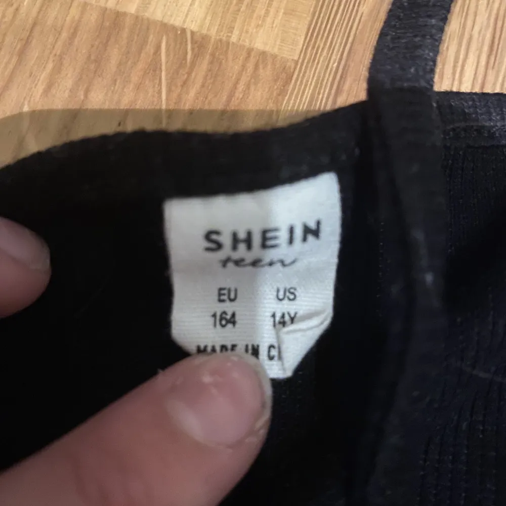 As snyggt shein linne, som gör ont och sälja. Men typ aldrig använt pga att det är för litet. Inga defekter eller hål! Frakten betalas själv🖤 . Toppar.