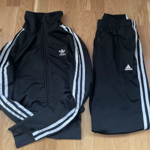 Adidasdress  - Adidasdress bra skick  Storlek xs för mer Bilder kom pm 