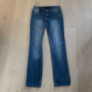 Low waist jeans - Low waist jeans med ljus tvätt. Köparen står för frakt.