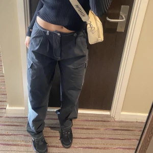 SVARTA CARGOS - säljer pga att de inte kommer till användning längre  i fint skick 