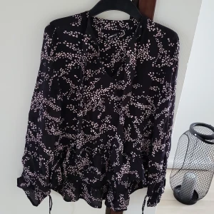 Blus - Blus med knyte i halsen.  Storlek : 34. Från ginatricot.