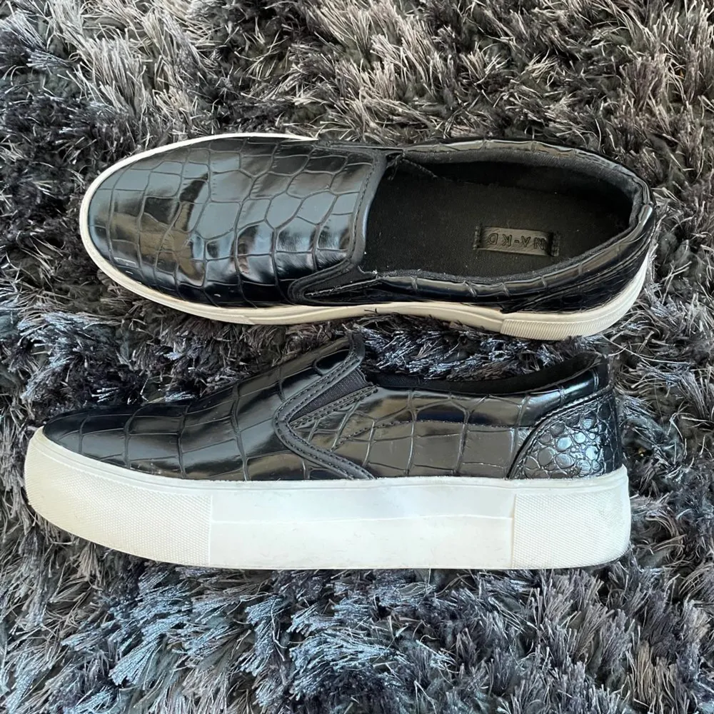 Superfina slip on sneakers från H&M. Väldigt lik dom på första bilden men se exakt hur dom ser ut på bild 2 och 3 ✨. Skor.