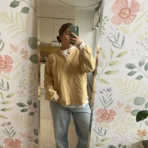 Gul collagetröja  - Gul collagetröja med vintage stil, hittade denna på second hand och använt den så mkt men nu har jag tröttnat lite på den ! Skriv för fler bilder 🌸