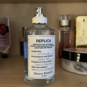 Replica sailing day🌊✨⚡️ - Säljer denna Replica parfym för 350 kr! Luktar som namnet, väldigt fresh doft som luktar hav. Säljer pga inte min doft, gillar mer feminina lukter✨ köpt för 1273 kr. Största storleken! 100 ml⭐️