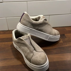 Eytys skor  - Säljer mina gråa Eytys skor  som är i bra skick (8/10) storlek är 39. Innermått är 25,2 cm.